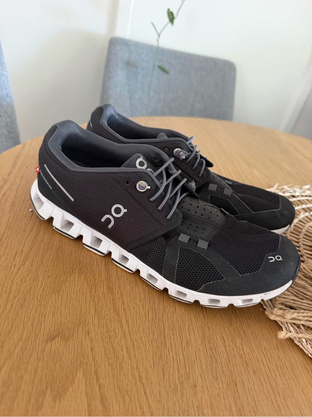 On Cloud Women’s Size 9 Black White Athletic Running Shoes Swiss Engineering